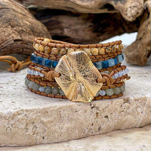 Charger l&#39;image dans la galerie, Bracelet en pierre naturelle avec médaillon central en plaqué or et lanières en cuir véritable - jaspe paysage et labradorite - ajustable pour tous les poignets