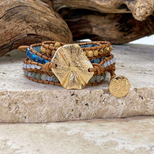 Charger l&#39;image dans la galerie, Bracelet en pierre naturelle avec médaillon central en plaqué or et lanières en cuir véritable - jaspe paysage et labradorite - ajustable pour tous les poignets