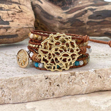 Charger l&#39;image dans la galerie, Bracelet en pierre naturelle avec médaillon central en plaqué or et lanières en cuir véritable - jaspe paysage et labradorite - ajustable pour tous les poignets