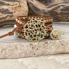 Charger l&#39;image dans la galerie, Bracelet en pierre naturelle avec médaillon central en plaqué or et lanières en cuir véritable - jaspe paysage et labradorite - ajustable pour tous les poignets