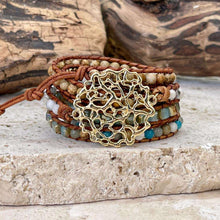 Charger l&#39;image dans la galerie, Bracelet en pierre naturelle avec médaillon central en plaqué or et lanières en cuir véritable - jaspe paysage et labradorite - ajustable pour tous les poignets